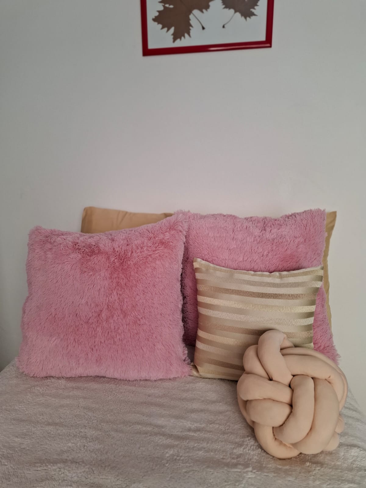 💗 Suave Cojín Cuadrado de Peluche Rosa: Tu dosis diaria de abrazos y confort 💗