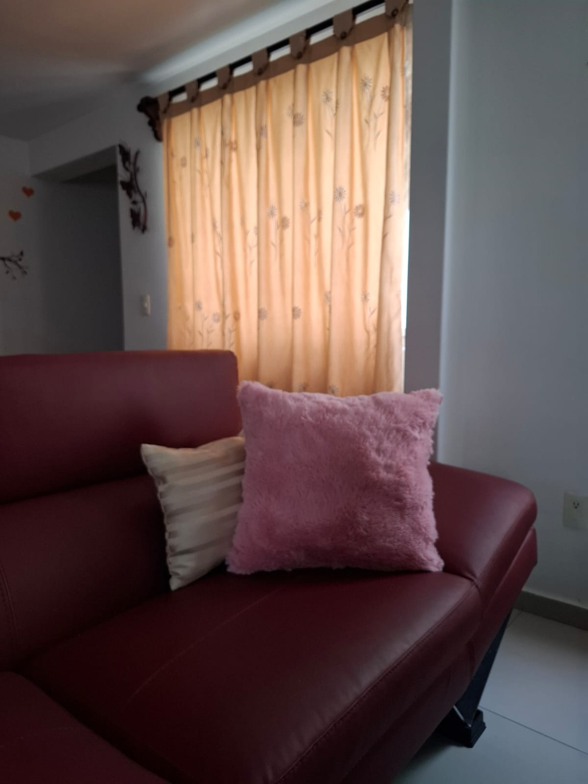 💗 Suave Cojín Cuadrado de Peluche Rosa: Tu dosis diaria de abrazos y confort 💗